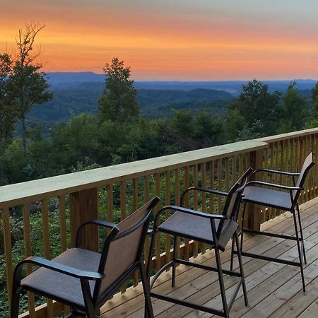 Upscale Gatlinburg Cabin Deck, Fire Pit And Hot Tub Exterior photo