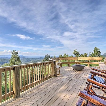 Upscale Gatlinburg Cabin Deck, Fire Pit And Hot Tub Exterior photo