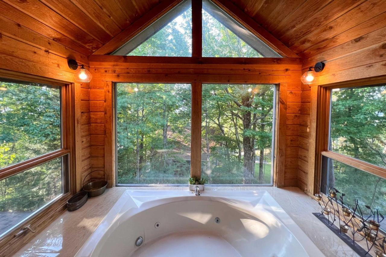 Upscale Gatlinburg Cabin Deck, Fire Pit And Hot Tub Exterior photo