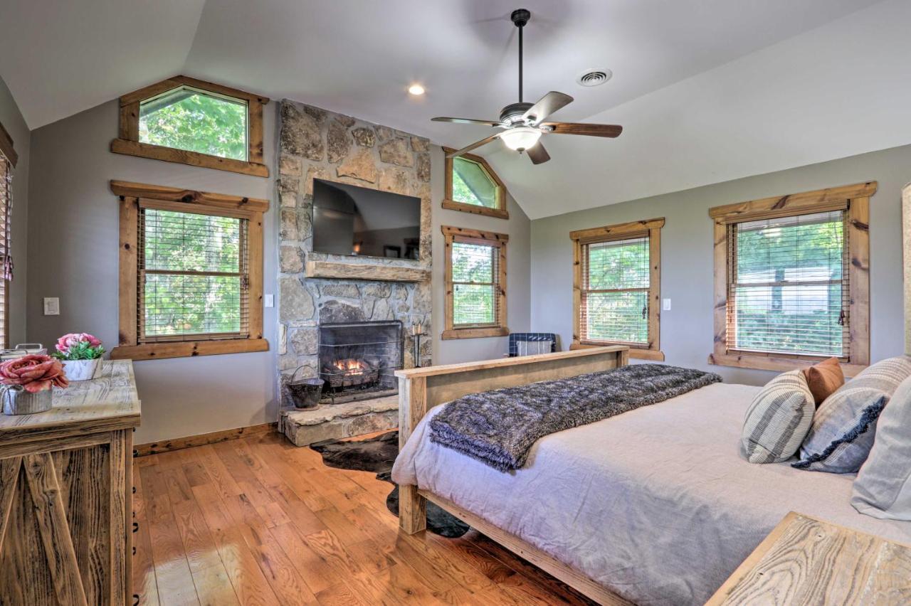 Upscale Gatlinburg Cabin Deck, Fire Pit And Hot Tub Exterior photo
