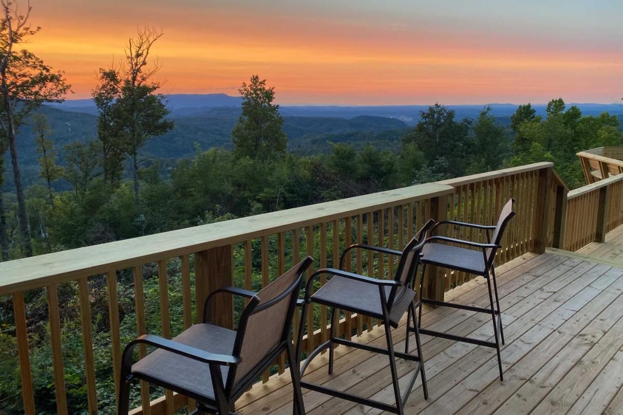 Upscale Gatlinburg Cabin Deck, Fire Pit And Hot Tub Exterior photo