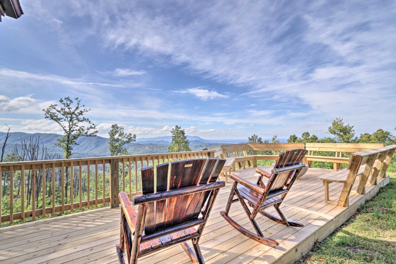Upscale Gatlinburg Cabin Deck, Fire Pit And Hot Tub Exterior photo