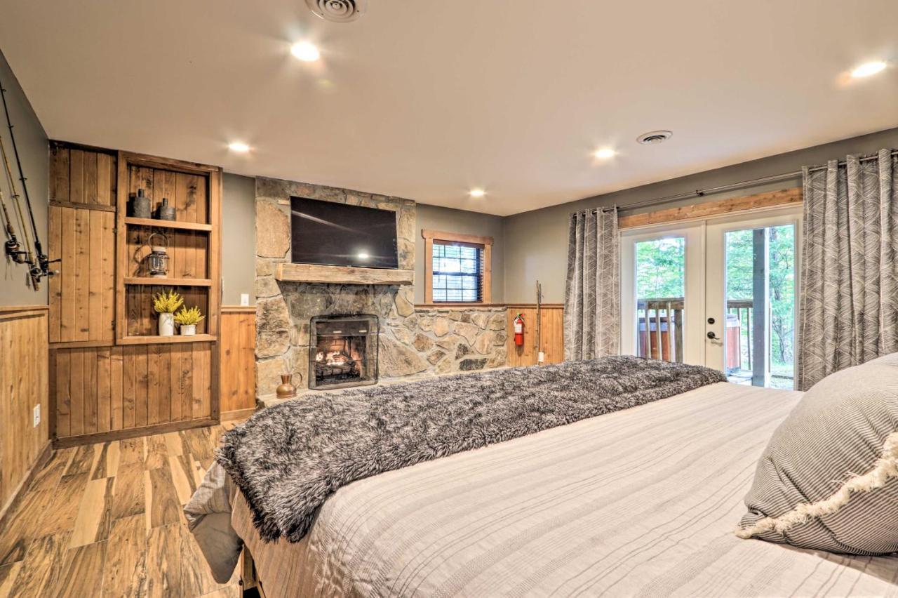 Upscale Gatlinburg Cabin Deck, Fire Pit And Hot Tub Exterior photo