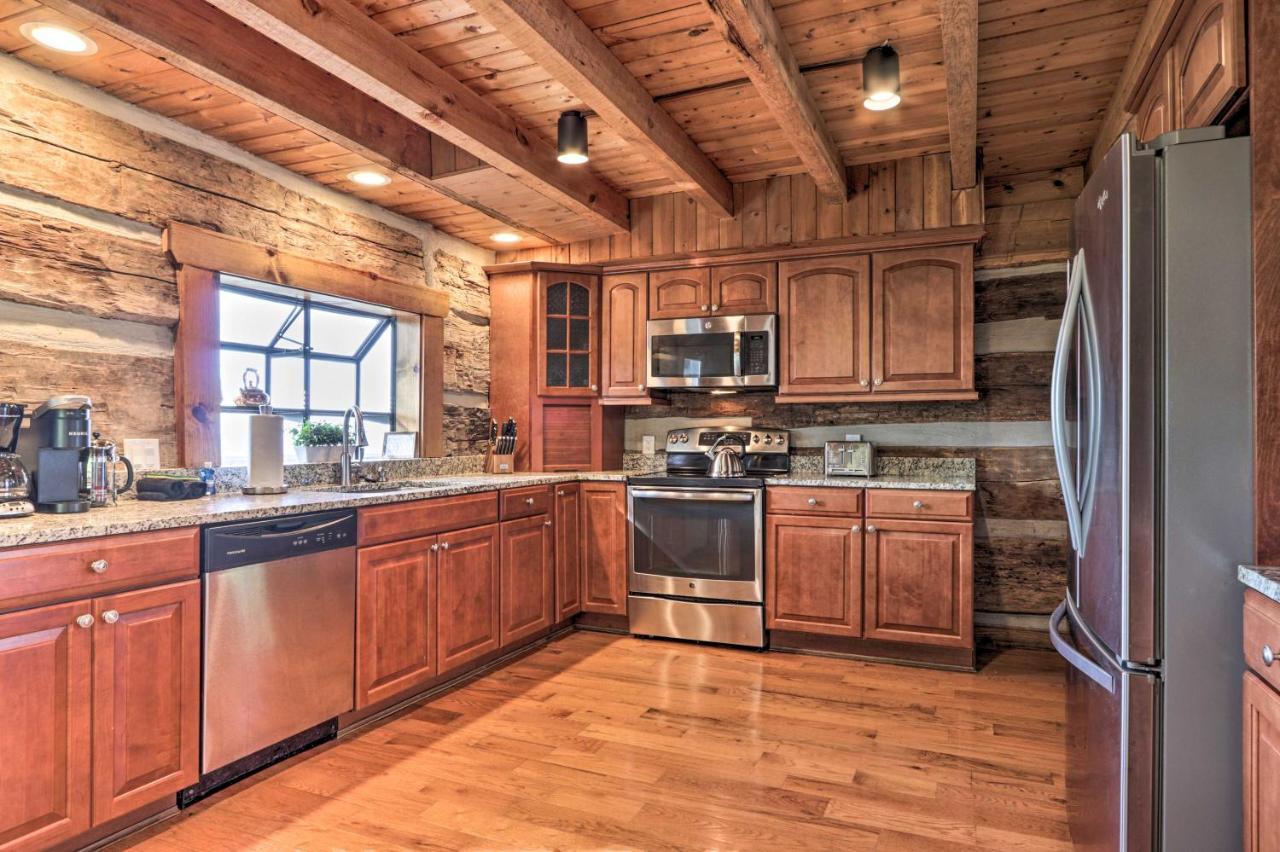 Upscale Gatlinburg Cabin Deck, Fire Pit And Hot Tub Exterior photo