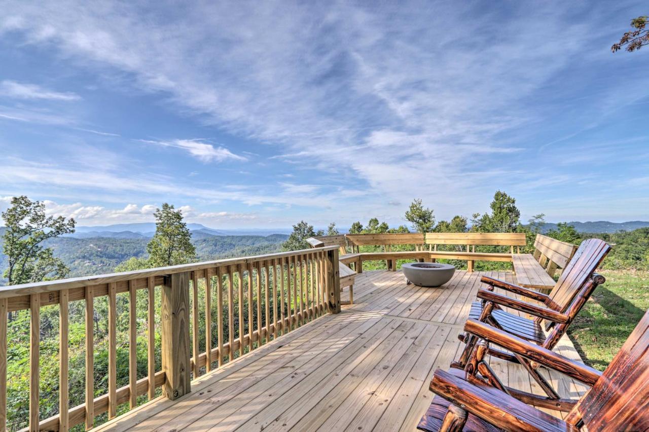 Upscale Gatlinburg Cabin Deck, Fire Pit And Hot Tub Exterior photo