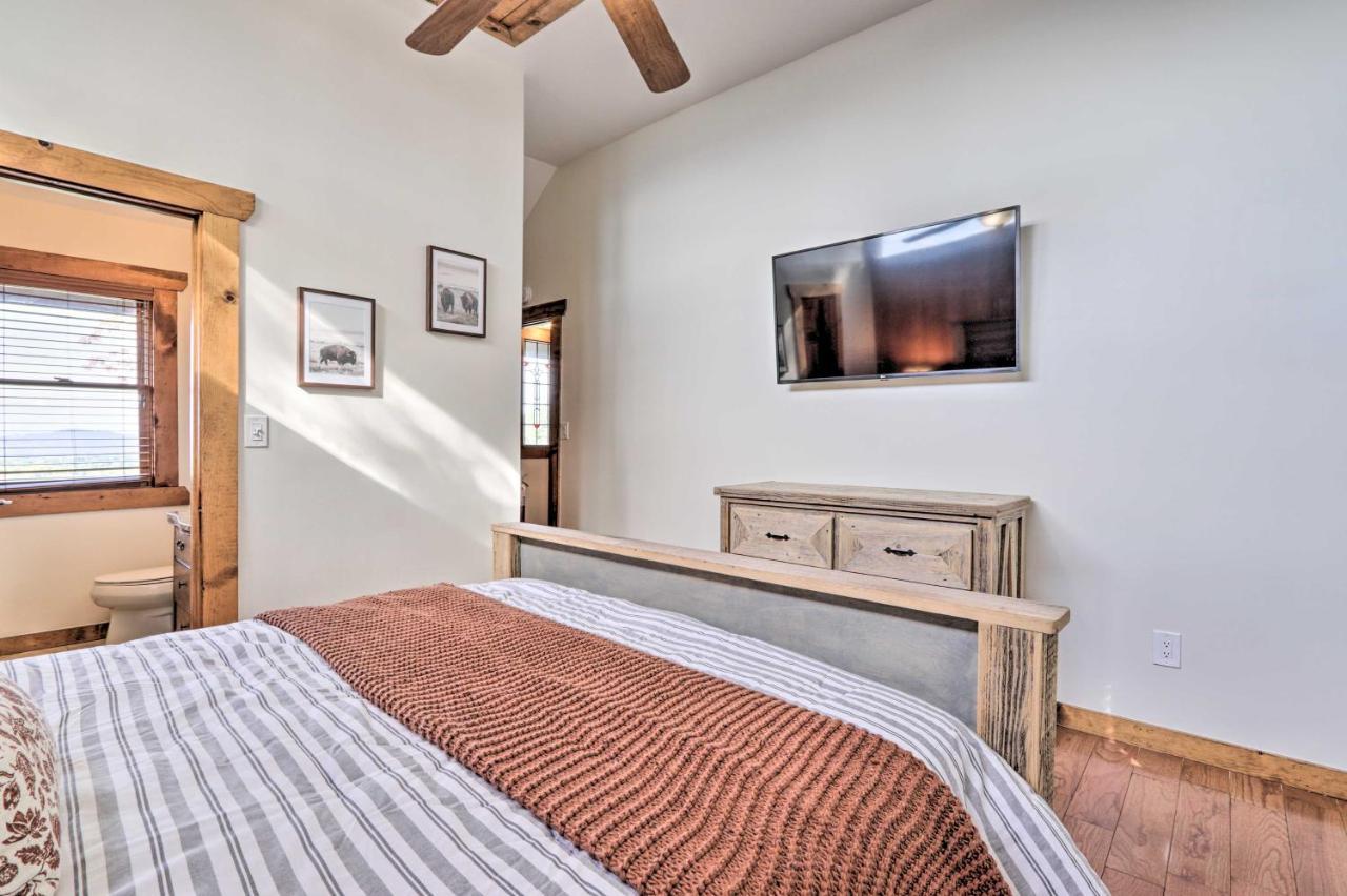 Upscale Gatlinburg Cabin Deck, Fire Pit And Hot Tub Exterior photo