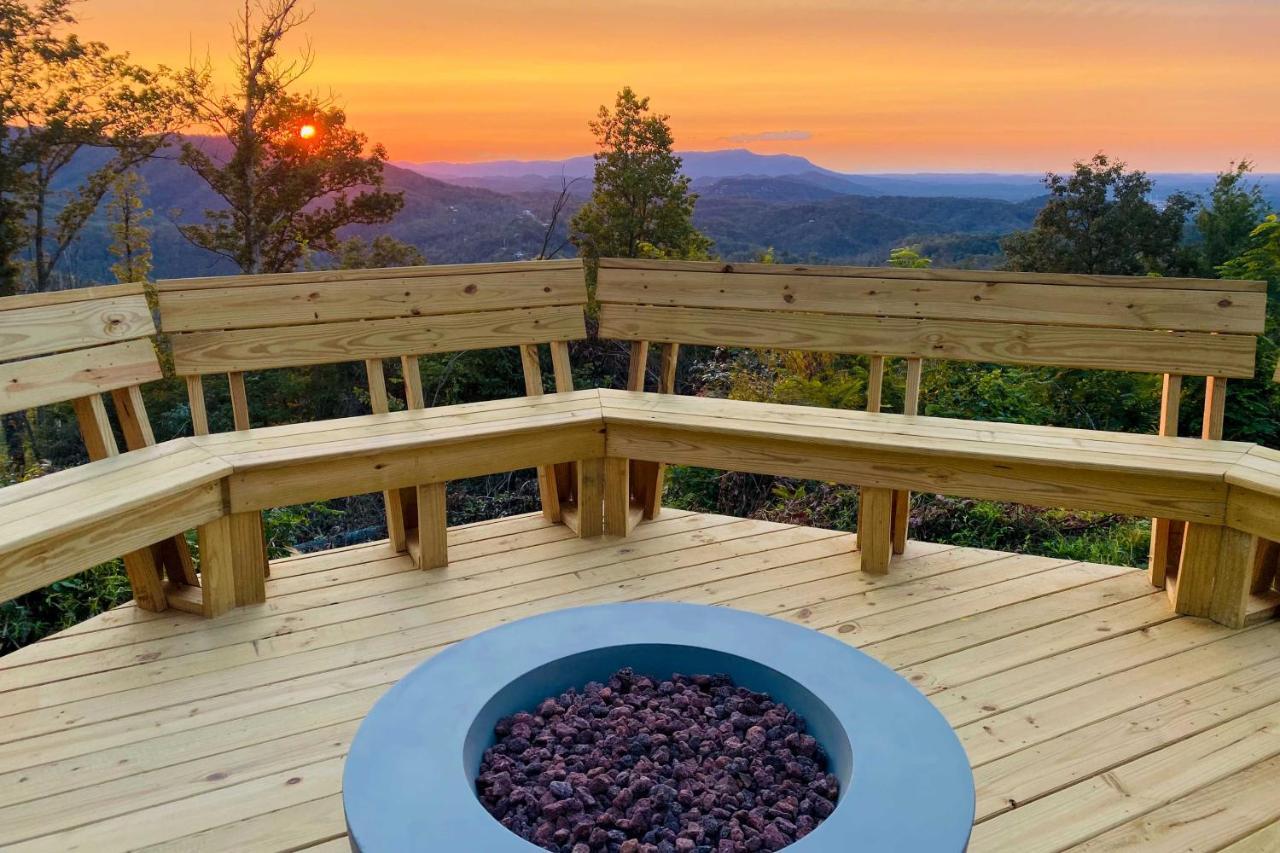 Upscale Gatlinburg Cabin Deck, Fire Pit And Hot Tub Exterior photo